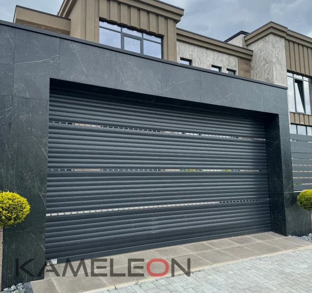 vkhodnye-rollety-dvor